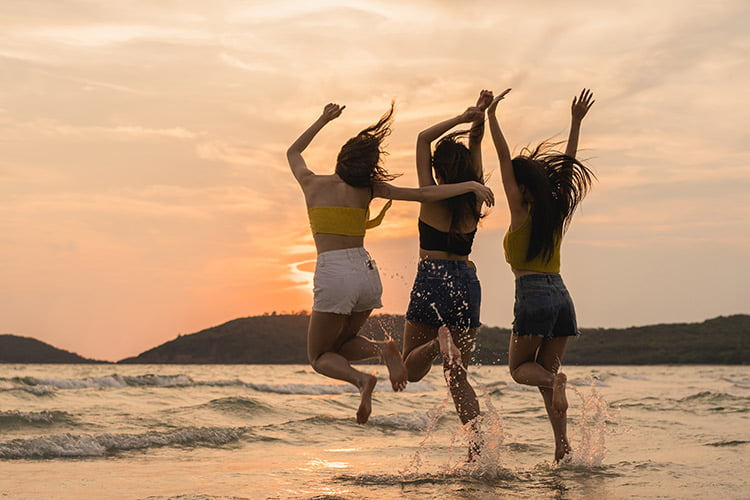 Picture shows: Friends by the sea