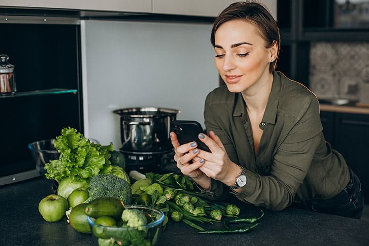 Woman cooks smart