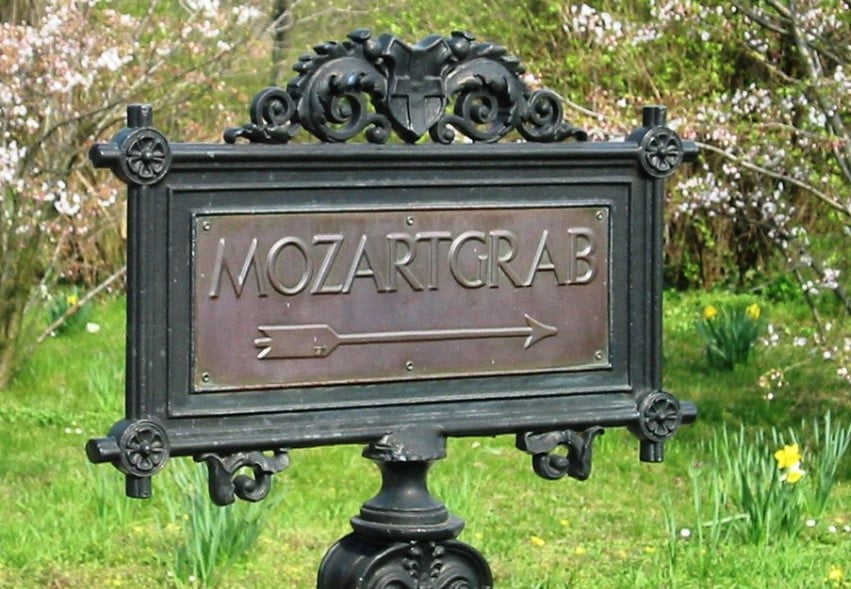 Wegweiser zum Mozartgrab im St. Marx Friedhof