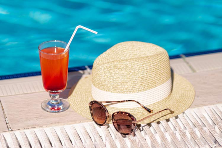 All you need im Schwimmad: Drink, Hut, Sonnenbrille