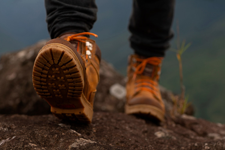 Wanderschuh in Erde 
