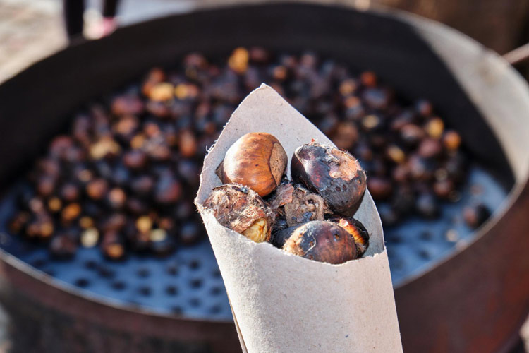 eine Tüte heiße Maroni