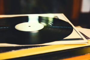 eine Schallplatte liegt auf einer Anhöhe