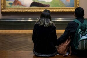 Pärchen sitzt im Museum