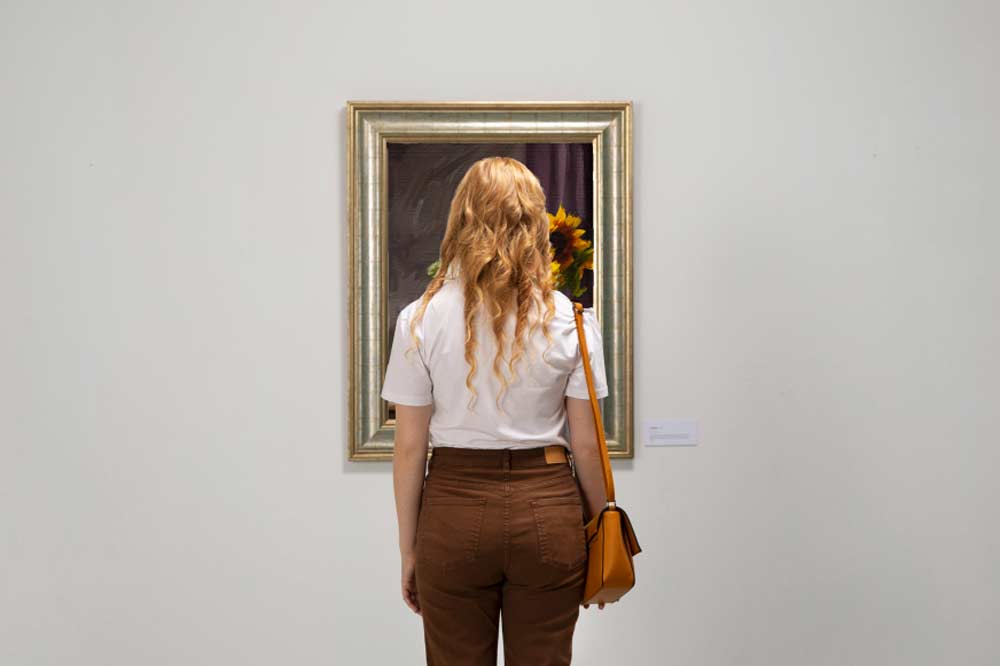 Frau steht vor einem musealen Kunstwerk