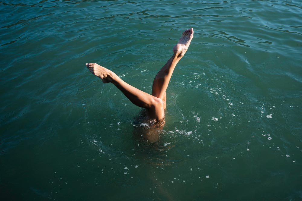 Kopfstand unter Wasser