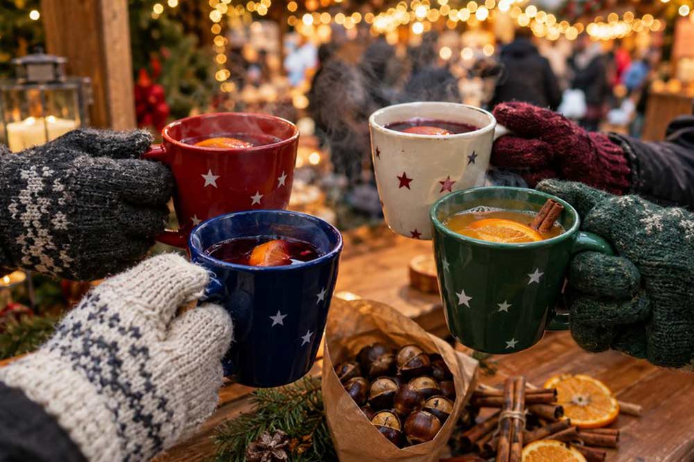 ein Prost mit Punsch auf dem Weihnachtsmarkt