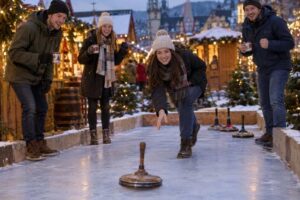 Leute, die Spaß haben beim Eisstockschießen